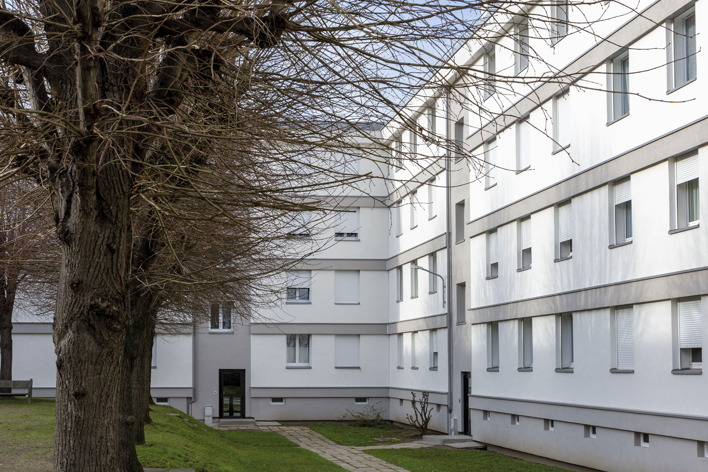 Rénovation Sto : Copropriété de la rue de Saint-Cloud, Nanterre (92). Photo : © Manuel Panaget