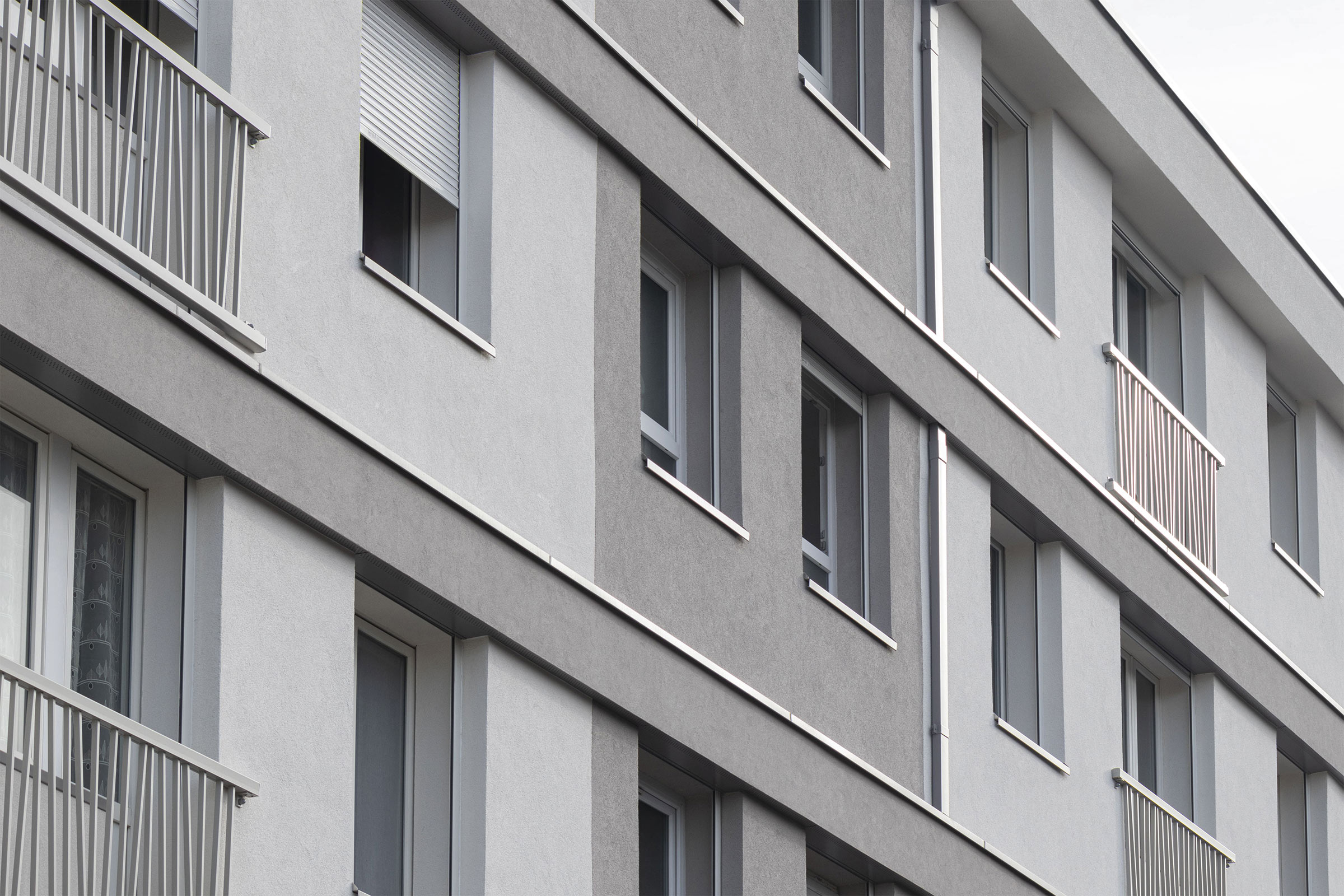 dissimuler les coffres de volets dans un bandeau filant qui rythme la façade. 