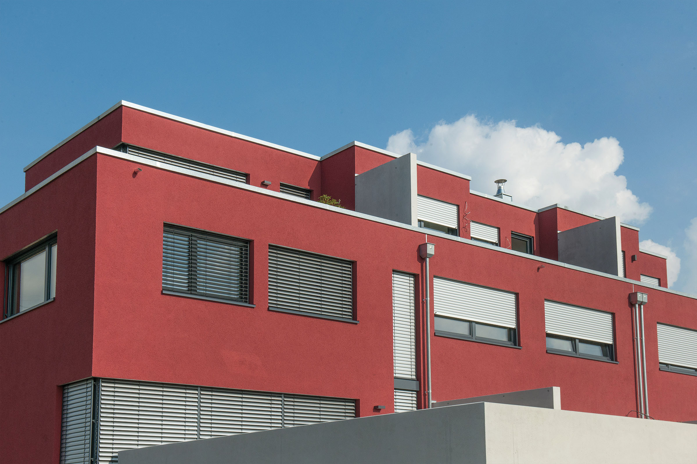 Bâtiment peint en rouge