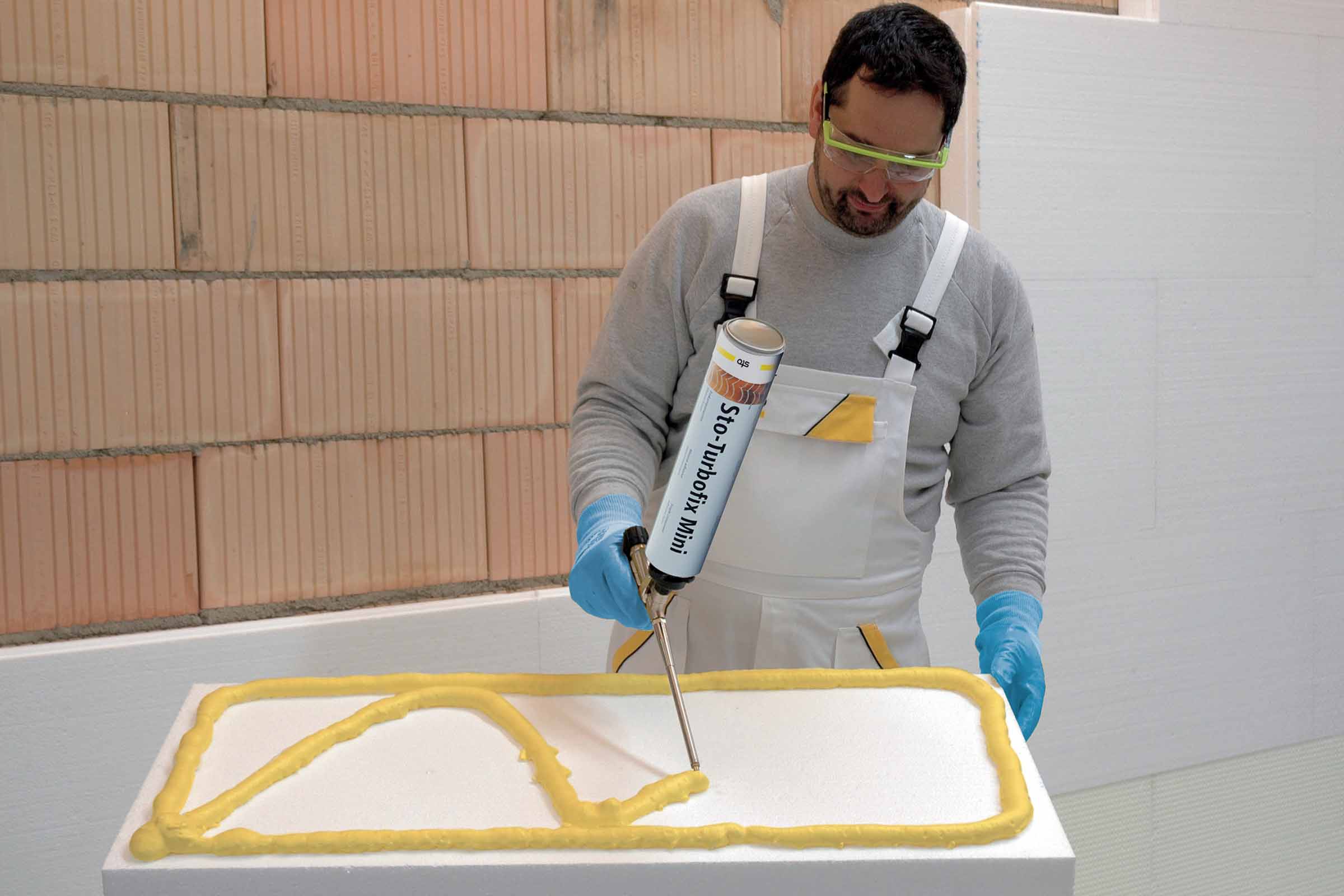 Sto-TurboFix Mini, la mousse prête à l’emploi Sa cartouche équivaut à 25 kg de mortier-colle minéral