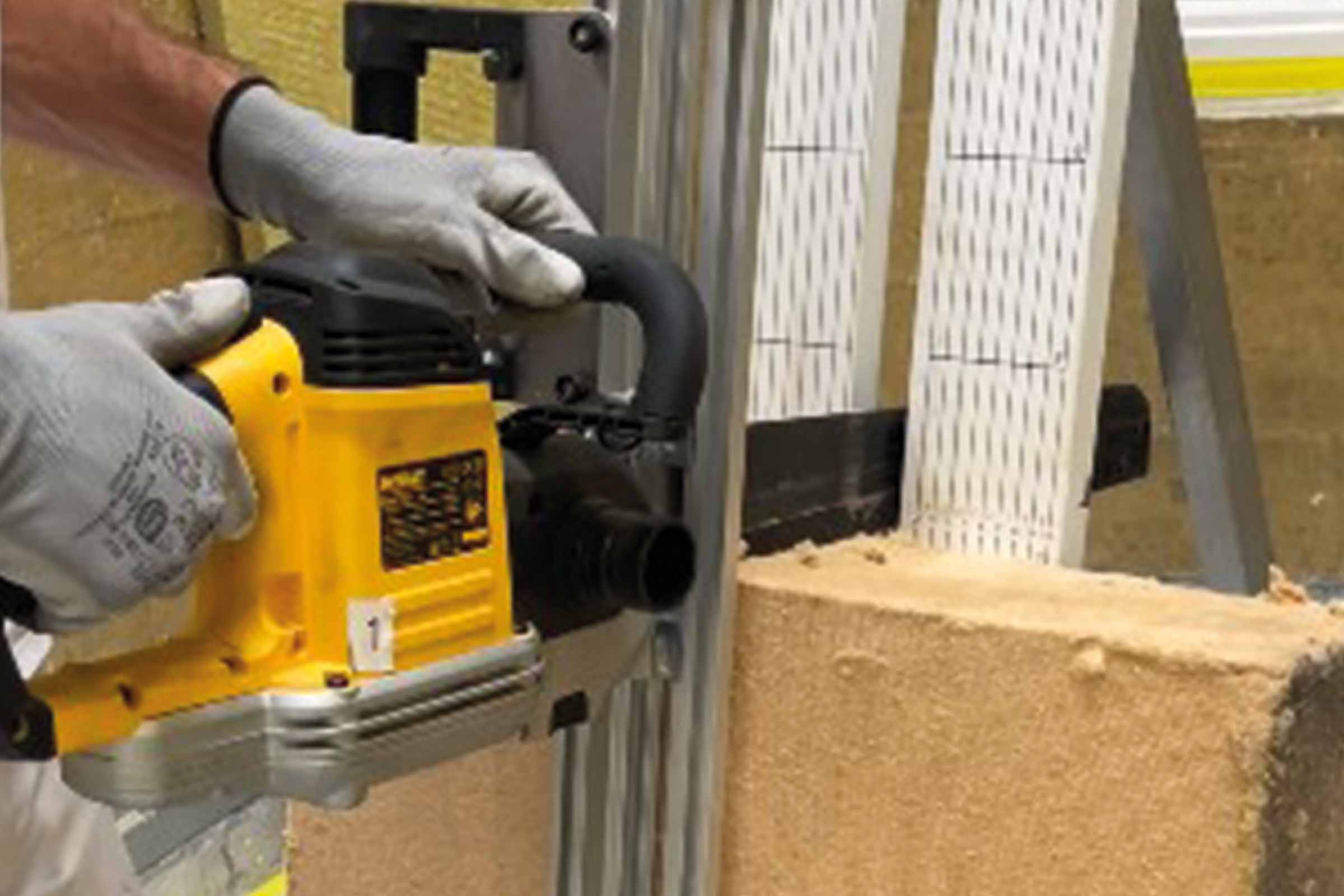 Découpe d’un panneau en fibre de bois avec la Sto-Scie