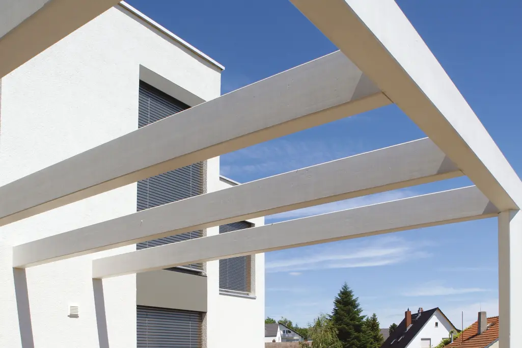 Abri de jardin en bois peint en blanc