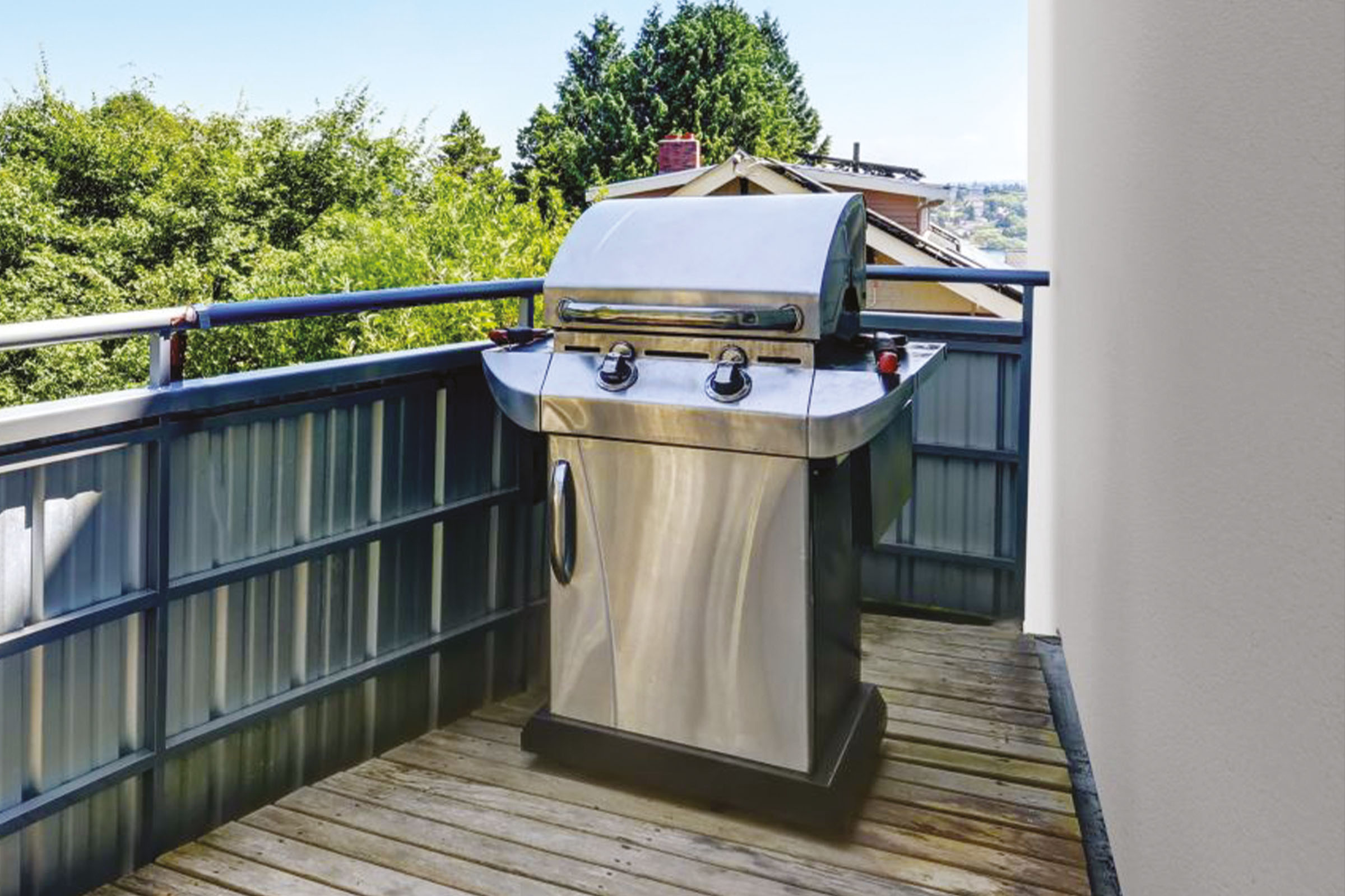 Barbecue proche d'une façade