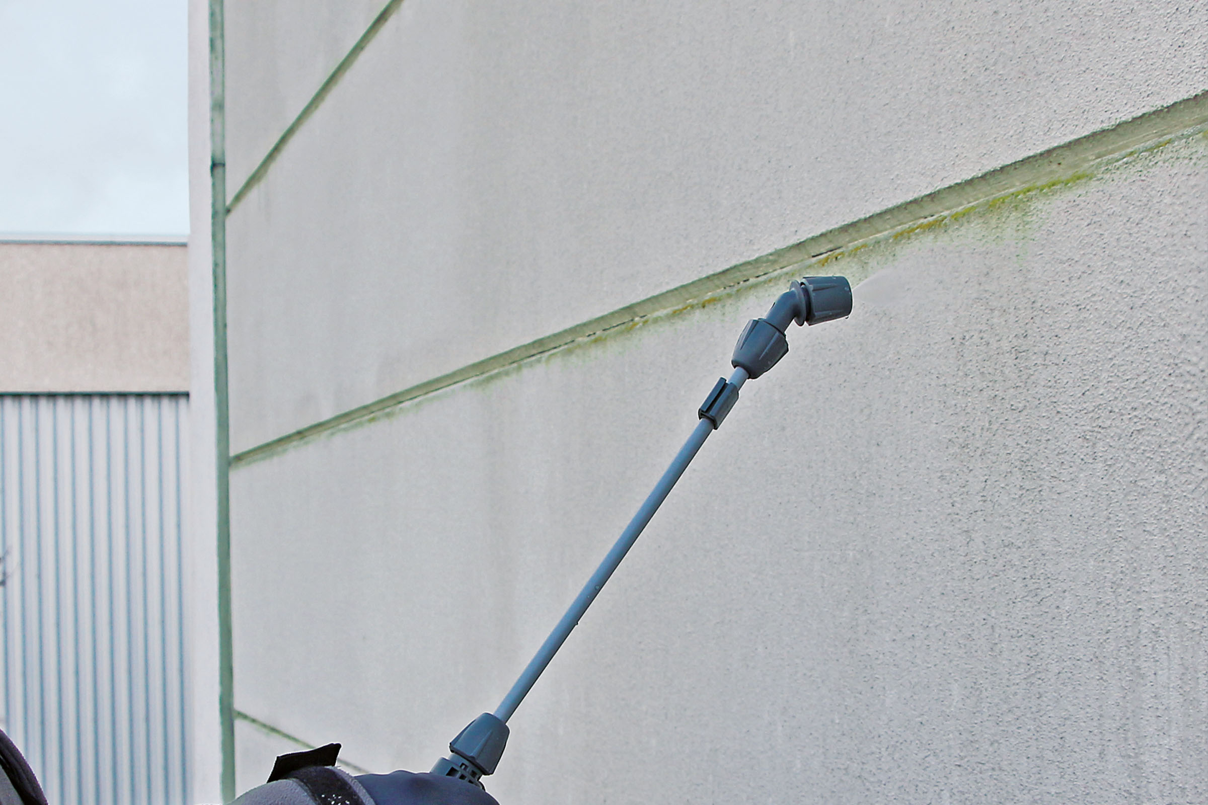 pulvérisation sur façade verte