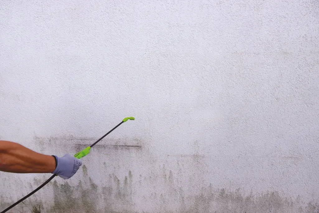 Nettoyage d'une façade avec un jet haute pression