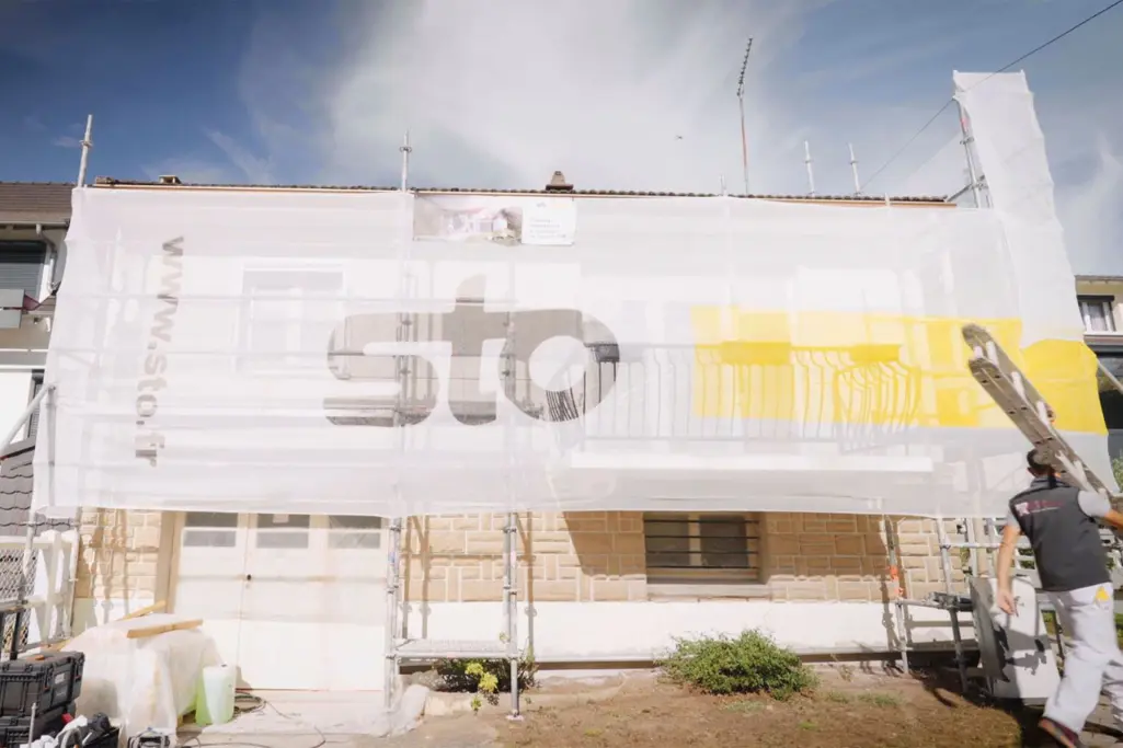 Chantier maison individuelle avec bâche Sto