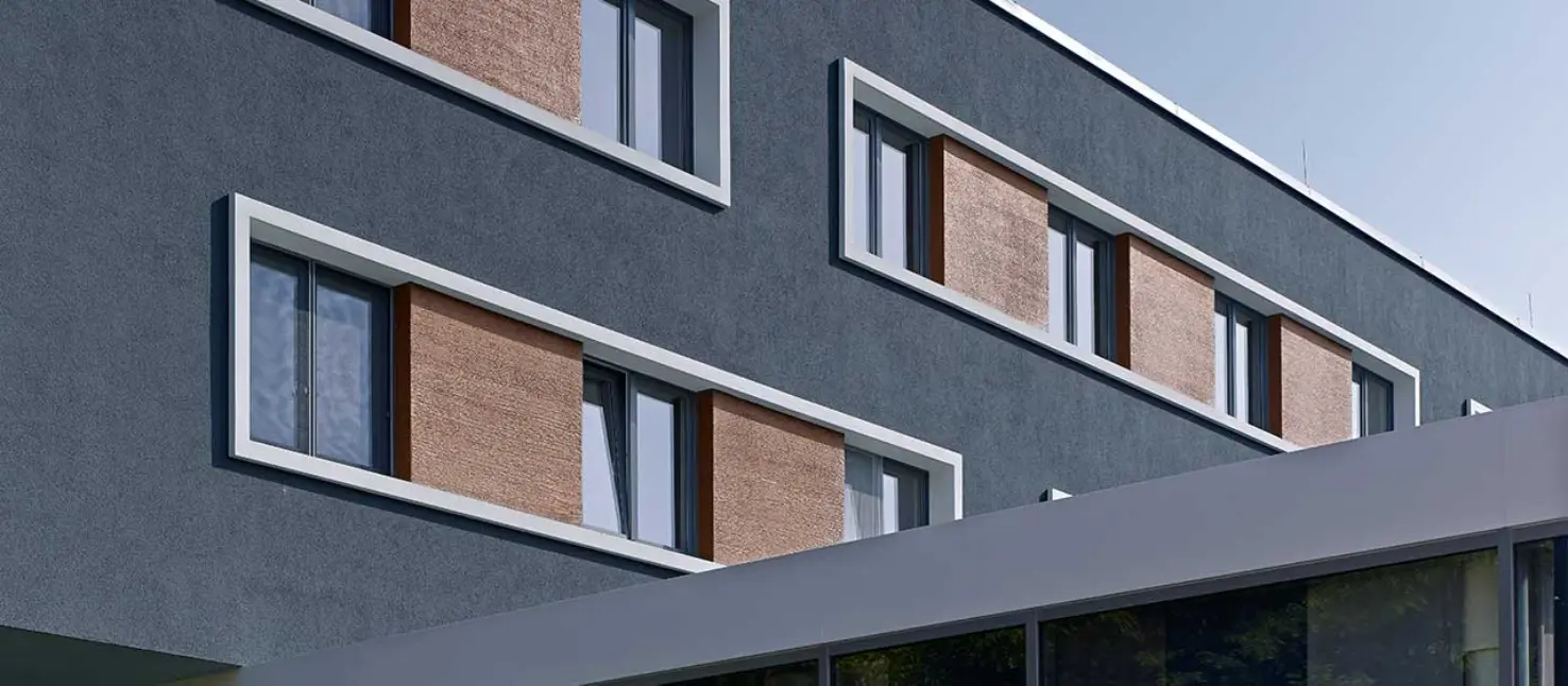 Isolation de façade : vue d'un immeuble d'habitation, couleur anthracite, façade isolée avec Sto