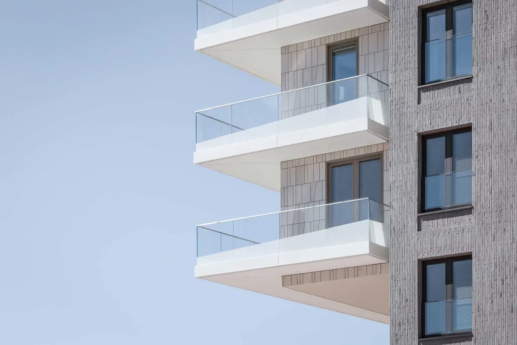 Façade isolée avec une combinaison de matériaux en brique et en pierre naturelle