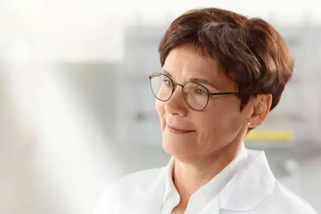 Photo du laboratoire, une collaboratrice de Sto et ingénieur en génie civil contrôle un système ITE