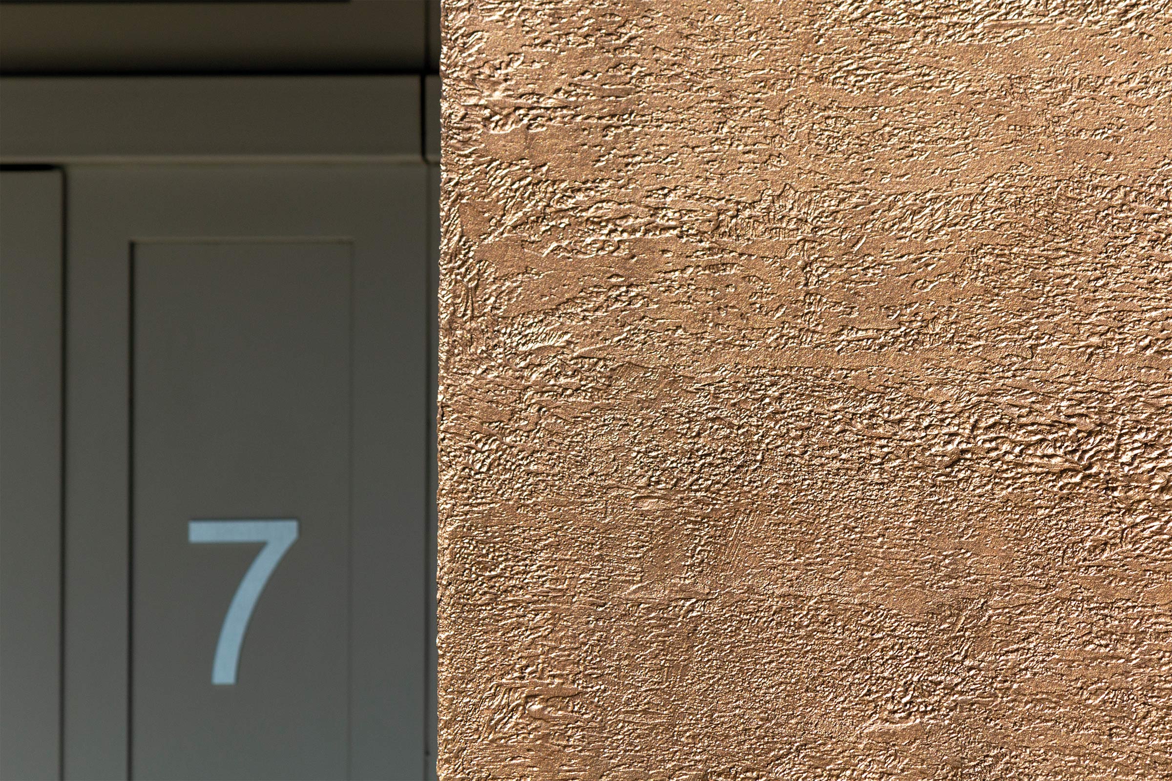 Enduit ultra-fin pastillé, aspect marmorino lasuré métallique, sur ITE, copropriété à Sannois (95)