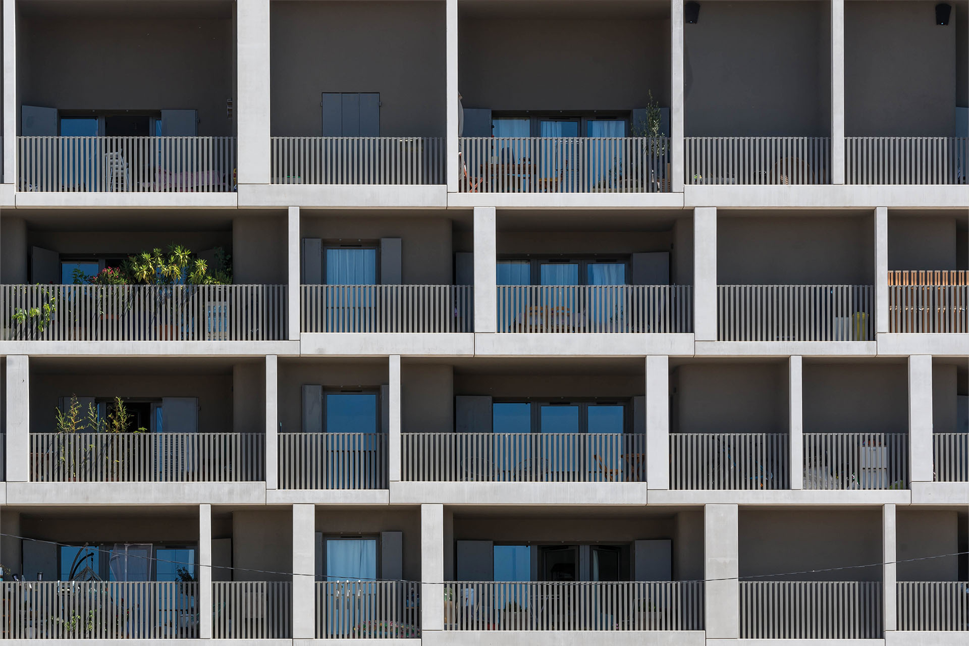 Contraste entre la clarté du parement minéral, et la teinte foncée retenue pour la  façade. 